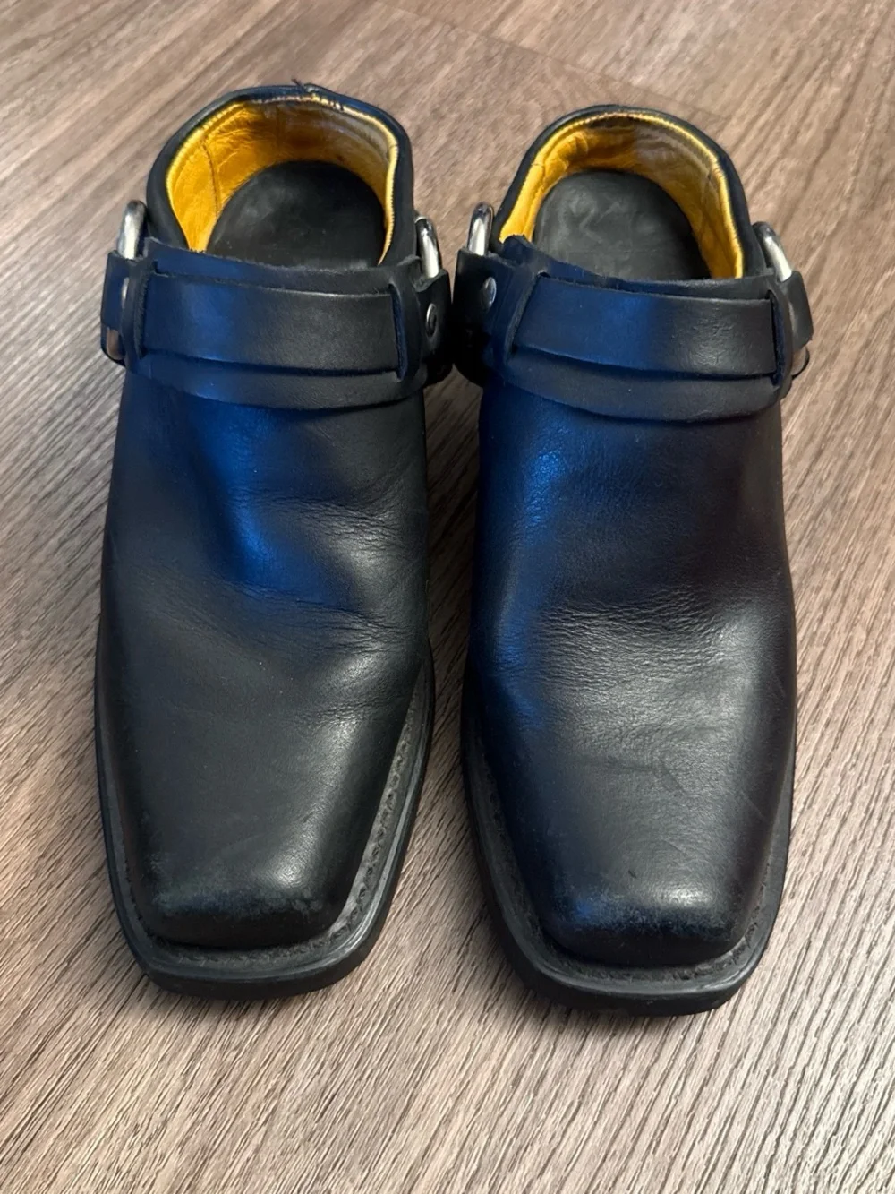 Frye Black leather belted shoe buckle shoes with yellow lining. Size 6M